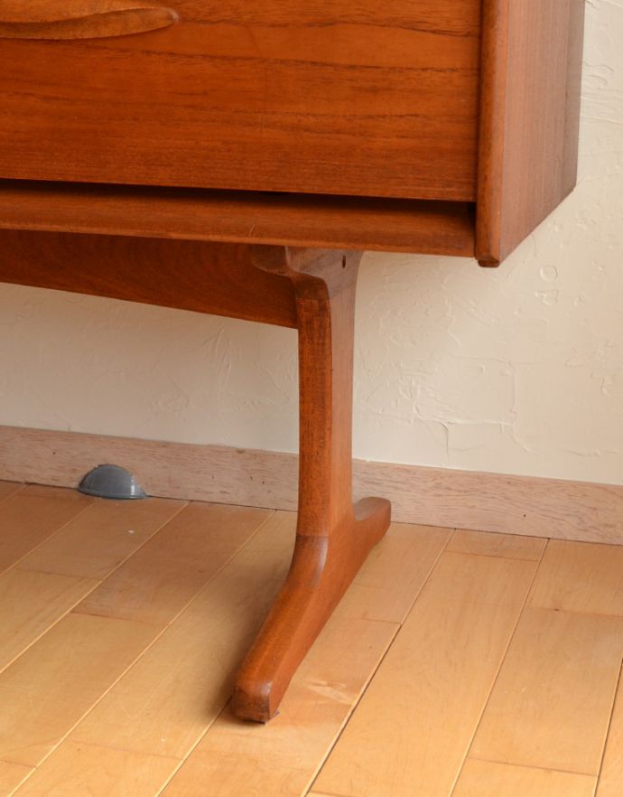 アンティークのチェスト　アンティーク家具　Austin Suite社製のヴィンテージ家具、４杯引き出しのサイドボードチェスト。安定感のある脚がしっかり支えます。(x-742-f-1)