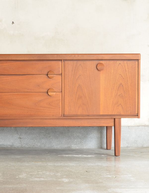 アンティークのキャビネット　アンティーク家具　北欧テイストの丸い取っ手が可愛いビンテージ家具、シンプルなサイドボード。男女ともに人気のシンプルでスタイリッシュなインテリアです。(x-743-f)