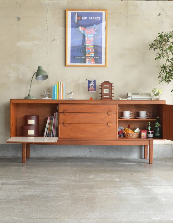 アンティークのキャビネット　アンティーク家具　北欧テイストの丸い取っ手が可愛いビンテージ家具、シンプルなサイドボード。よく使うペン立てやメモ、携帯置きに使いつつ、ディスプレイも楽しめる広さが嬉しいです。(x-743-f)