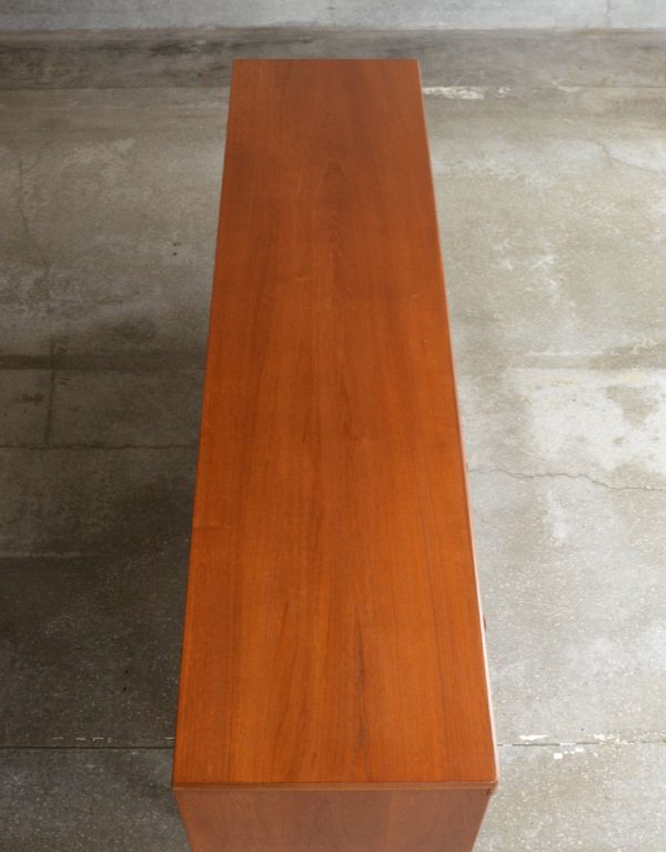 アンティークのキャビネット　アンティーク家具　北欧テイストの丸い取っ手が可愛いビンテージ家具、シンプルなサイドボード。天板もキレイに塗装を仕上げました。(x-743-f)