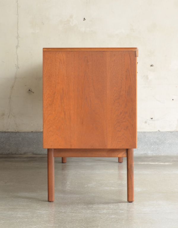 アンティークのキャビネット　アンティーク家具　北欧テイストの丸い取っ手が可愛いビンテージ家具、シンプルなサイドボード。サイドから見てもキレイな状態です。(x-743-f)