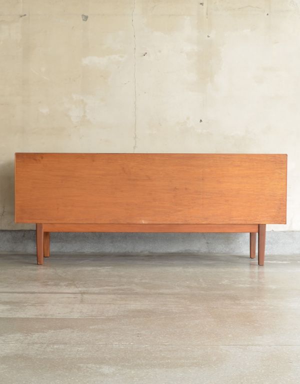 アンティークのキャビネット　アンティーク家具　北欧テイストの丸い取っ手が可愛いビンテージ家具、シンプルなサイドボード。キチンとメンテナンスしてあるので、裏側もキレイです。(x-743-f)