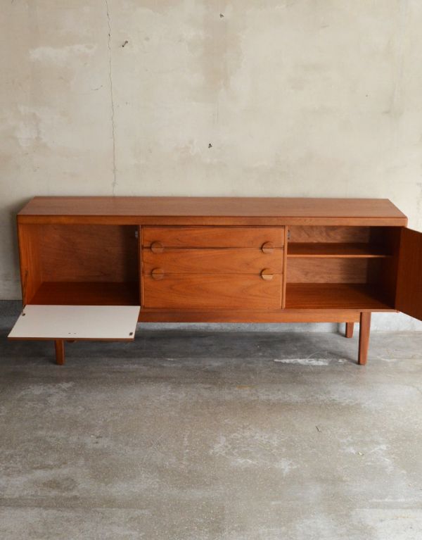 アンティークのキャビネット　アンティーク家具　北欧テイストの丸い取っ手が可愛いビンテージ家具、シンプルなサイドボード。扉の中はとってもキレイな状態です。(x-743-f)