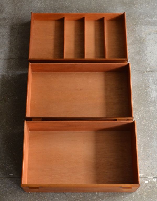 アンティークのキャビネット　アンティーク家具　北欧テイストの丸い取っ手が可愛いビンテージ家具、シンプルなサイドボード。引き出しは全部で３杯。(x-743-f)