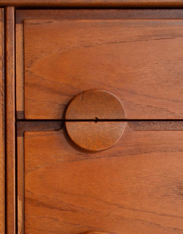 アンティークのキャビネット　アンティーク家具　北欧テイストの丸い取っ手が可愛いビンテージ家具、シンプルなサイドボード。デザインにもこだわった丸い取っ手。(x-743-f)