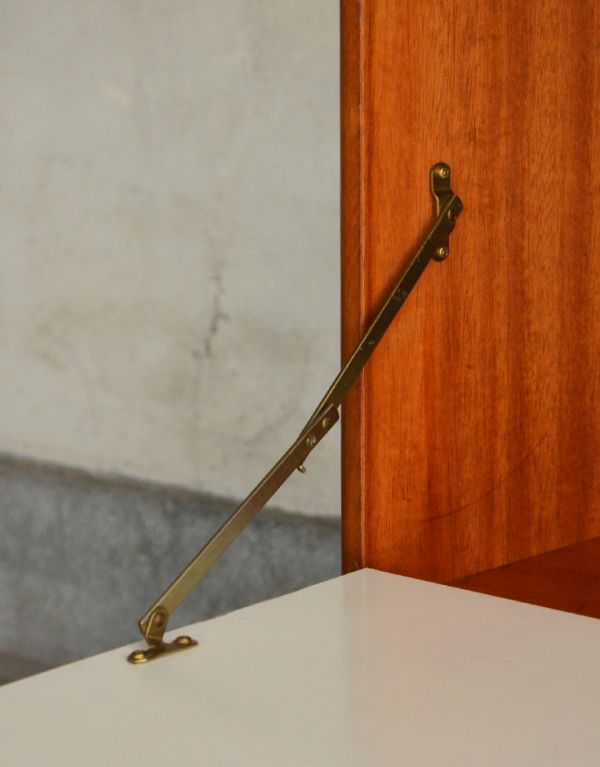 アンティークのキャビネット　アンティーク家具　北欧テイストの丸い取っ手が可愛いビンテージ家具、シンプルなサイドボード。金具が付いているので、天板の開け閉めはスムーズです。(x-743-f)