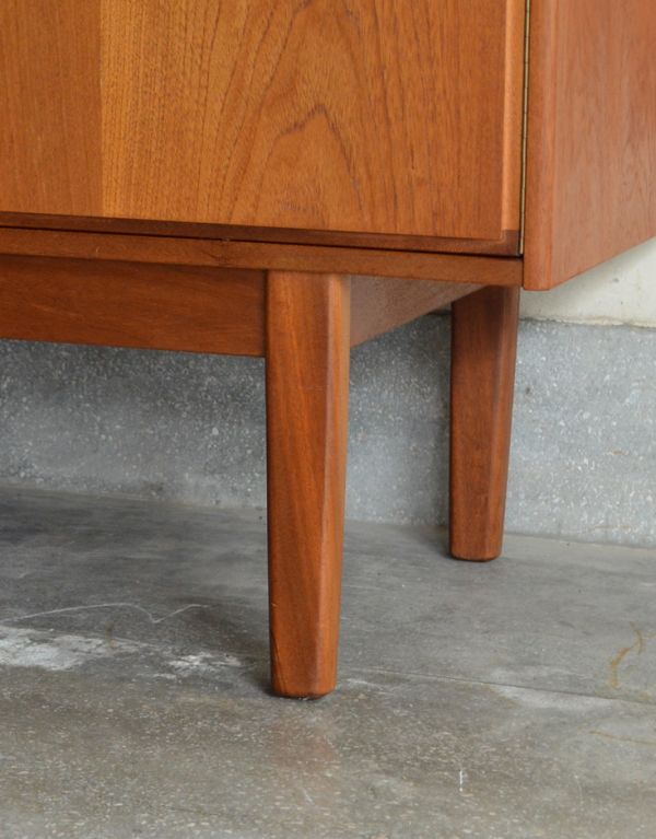 アンティークのキャビネット　アンティーク家具　北欧テイストの丸い取っ手が可愛いビンテージ家具、シンプルなサイドボード。脚はすっきりしたデザインです。(x-743-f)