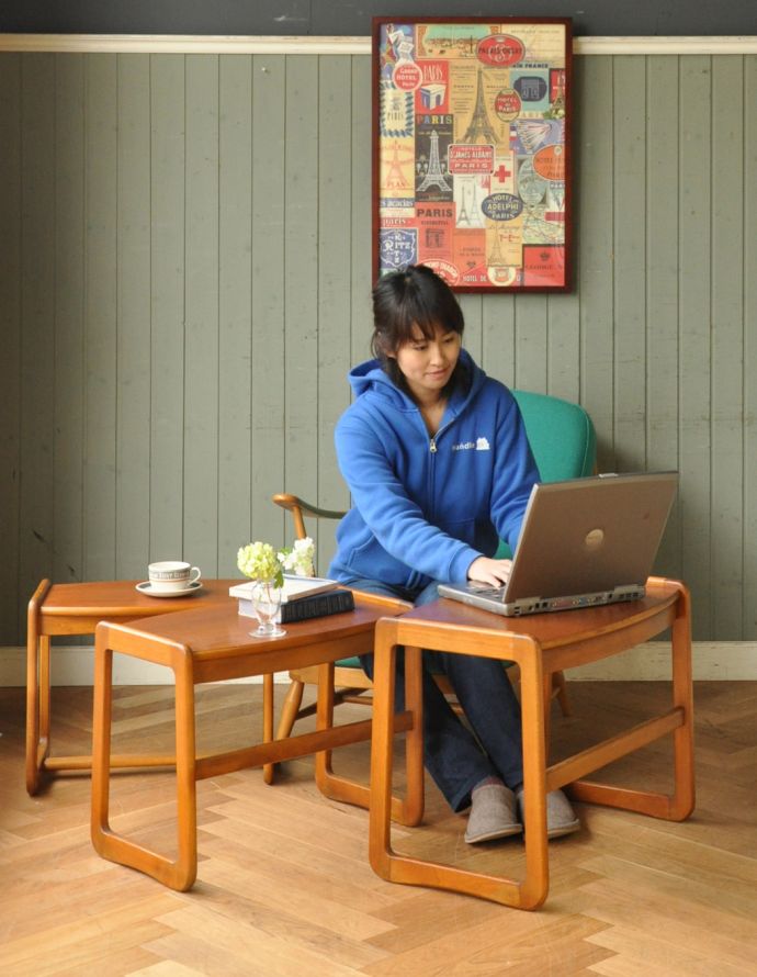 ロイドテーブル　アンティーク家具　アンティークの北欧家具、カッコいいヴィンテージネストテーブル。大きいテーブルはソファの前に小さなテーブルはベッドの横にとお家の色々なところで役に立ってくれます。(x-752-f)