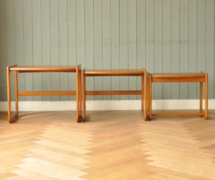 ロイドテーブル　アンティーク家具　アンティークの北欧家具、カッコいいヴィンテージネストテーブル。大・中・小サイズのテーブルをセットでお届けします。(x-752-f)