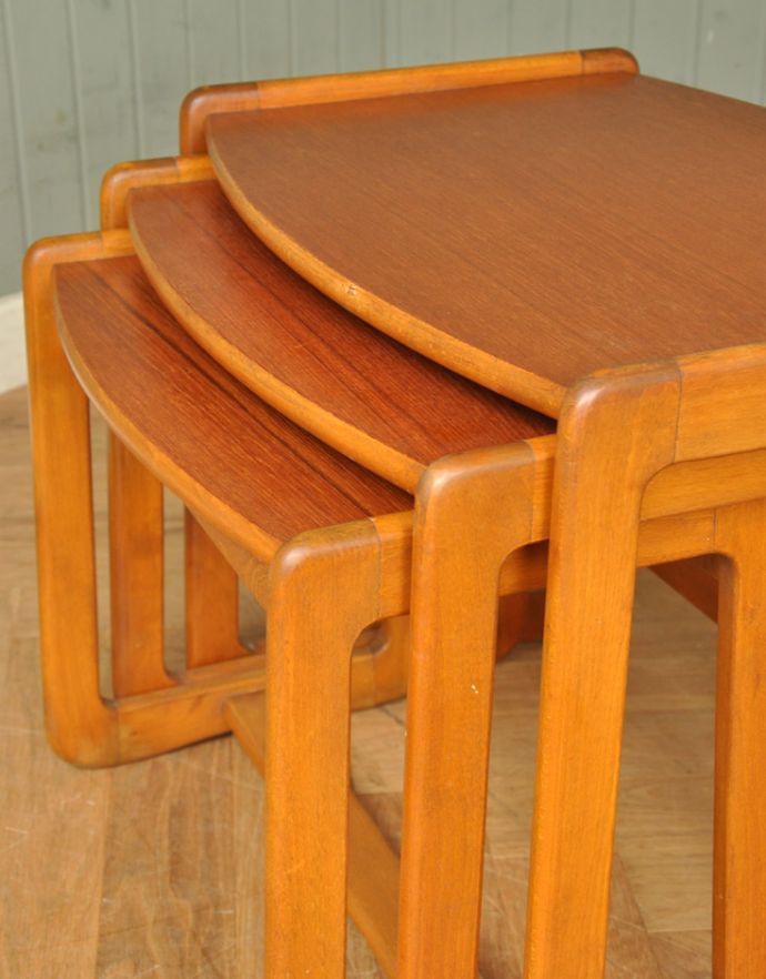 ロイドテーブル　アンティーク家具　アンティークの北欧家具、カッコいいヴィンテージネストテーブル。このように美しく収納できます。(x-752-f)