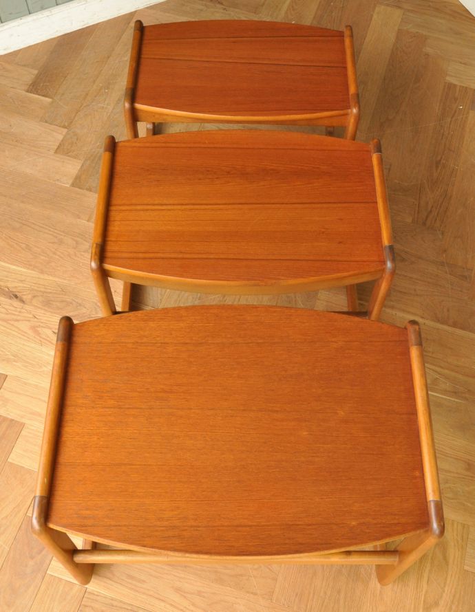 ロイドテーブル　アンティーク家具　アンティークの北欧家具、カッコいいヴィンテージネストテーブル。モダンでかっこいいテーブルが３つセットで届きます。(x-752-f)