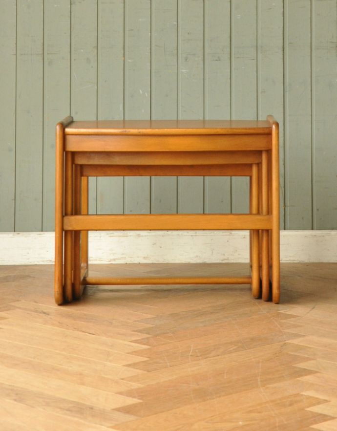 ロイドテーブル　アンティーク家具　アンティークの北欧家具、カッコいいヴィンテージネストテーブル。繊細な形が美しい脚。(x-752-f)