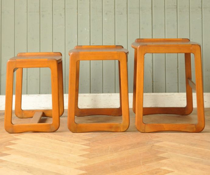 ロイドテーブル　アンティーク家具　アンティークの北欧家具、カッコいいヴィンテージネストテーブル。メンテナンスしていますので、届いたその日からお使いいただけます。(x-752-f)