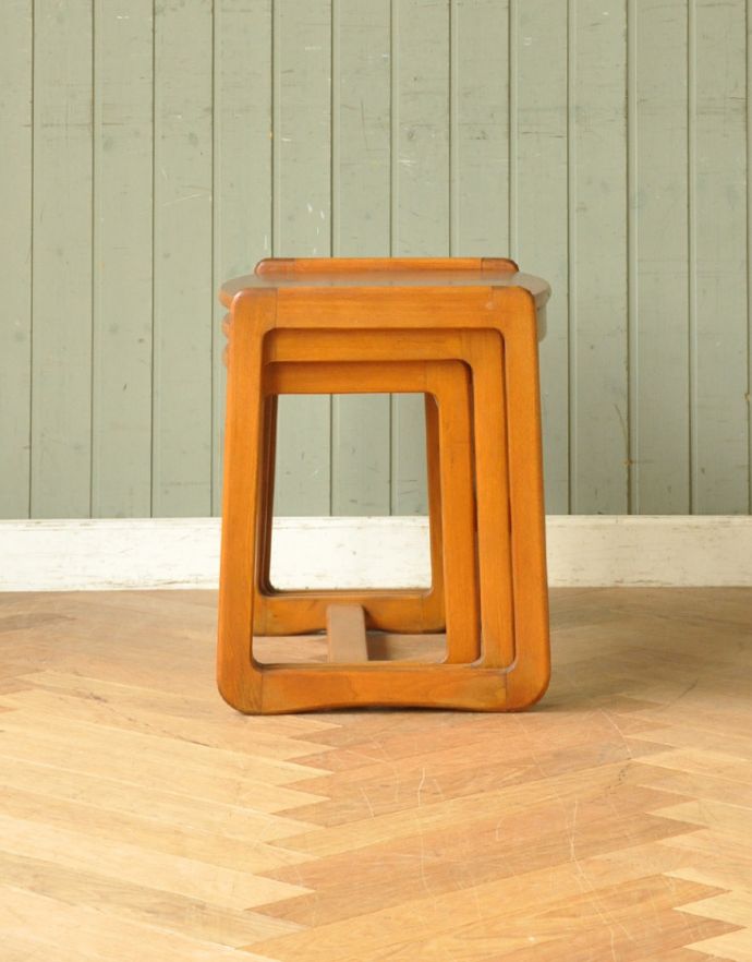 ロイドテーブル　アンティーク家具　アンティークの北欧家具、カッコいいヴィンテージネストテーブル。小さなテーブルはこんな風に収まります。(x-752-f)