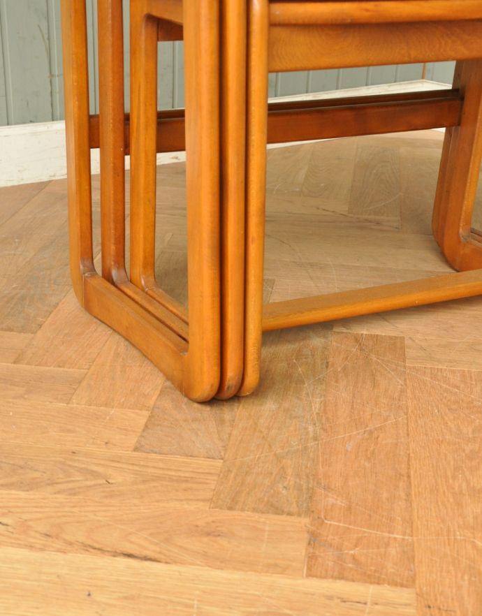 ロイドテーブル　アンティーク家具　アンティークの北欧家具、カッコいいヴィンテージネストテーブル。スッキリとしたかっこいいデザイン。(x-752-f)