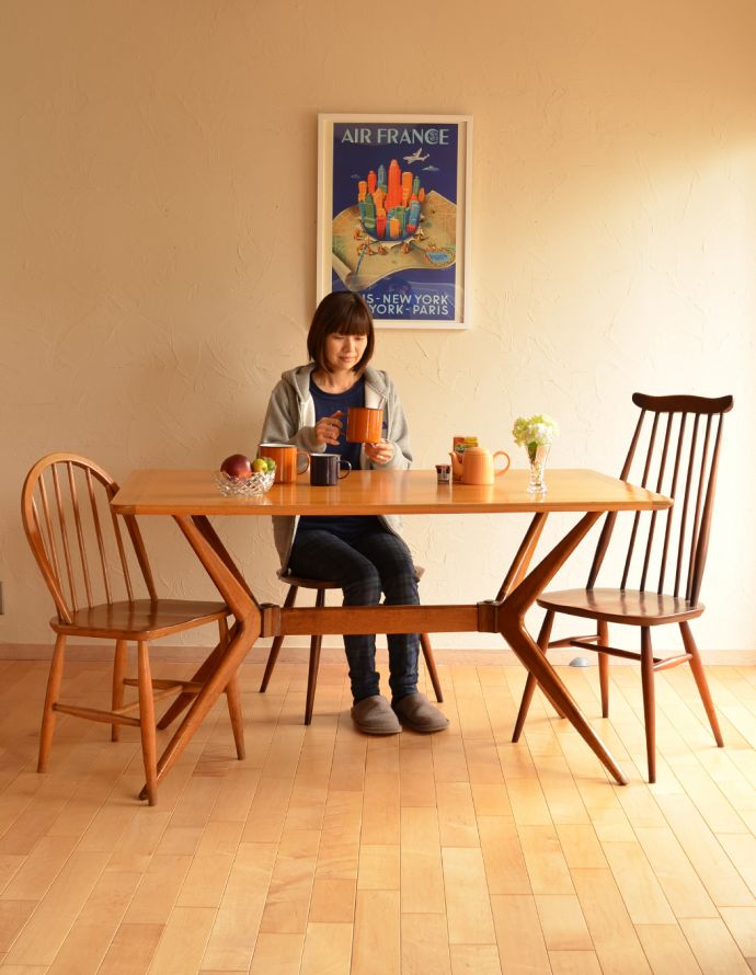 G-PLAN(Gプラン) アンティーク家具 北欧テイストのヴィンテージ家具、スタイリッシュなG-planのダイニングテーブル。2〜4人でお使い頂くとちょうどいいサイズです。(x-761-f)