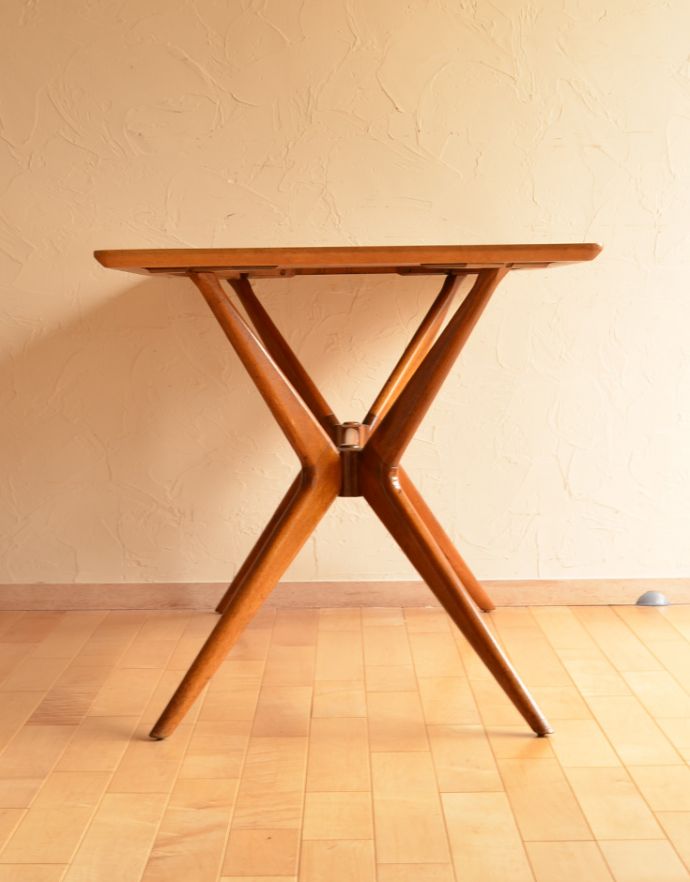 G-PLAN(Gプラン) アンティーク家具 北欧テイストのヴィンテージ家具、スタイリッシュなG-planのダイニングテーブル。アンティークは新品ではないので、経年変化によるキズはありますが、専門の職人によって目立たないようにキレイにお直しをしています。(x-761-f)