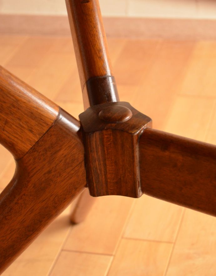 G-PLAN(Gプラン) アンティーク家具 北欧テイストのヴィンテージ家具、スタイリッシュなG-planのダイニングテーブル。脚の接合部もこだわってデザインされています。(x-761-f)