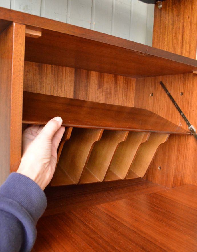 G-PLAN(Gプラン) アンティーク家具 本棚や飾り棚に使えるヴィンテージ家具、チーク材のディバイダー(G-plan)。扉の中には取り外し可能な収納棚が付いています。(x-763-f)