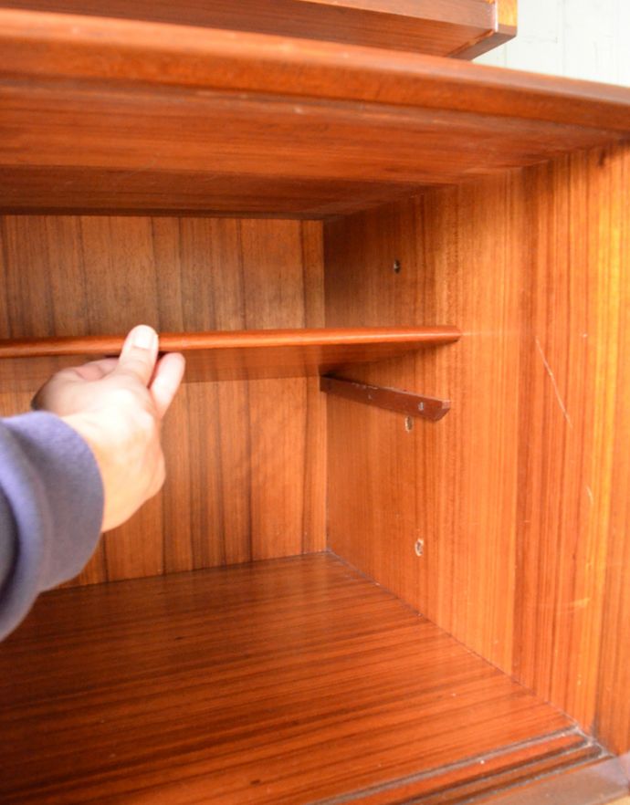 G-PLAN(Gプラン) アンティーク家具 本棚や飾り棚に使えるヴィンテージ家具、チーク材のディバイダー(G-plan)。下収納(引き戸の中)の棚板は可動します。(x-763-f)