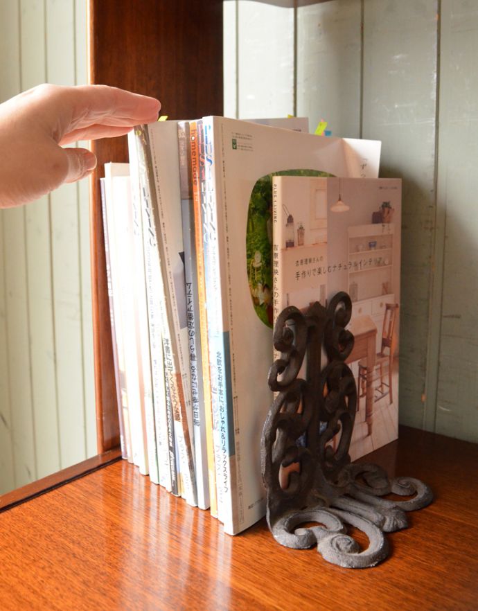 G-PLAN(Gプラン) アンティーク家具 本棚や飾り棚に使えるヴィンテージ家具、チーク材のディバイダー(G-plan)。A4ファイルや雑誌、大きめのアルバムもこのようにスッキリ。(x-763-f)