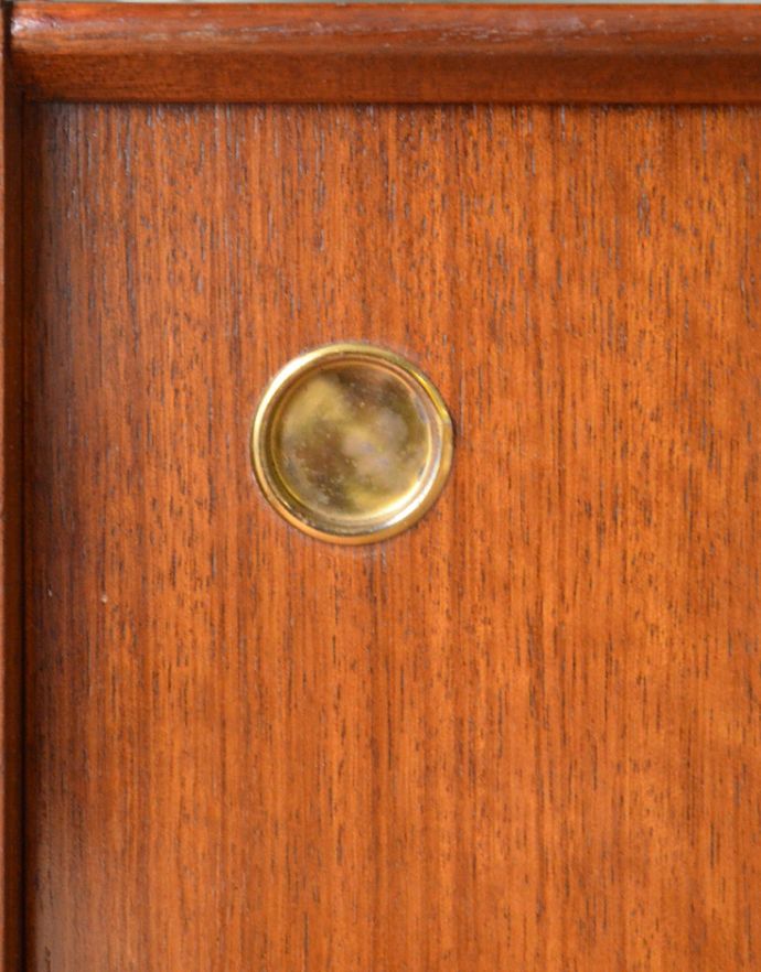 G-PLAN(Gプラン) アンティーク家具 本棚や飾り棚に使えるヴィンテージ家具、チーク材のディバイダー(G-plan)。真ん丸な取っ手は、引き戸の部分。(x-763-f)