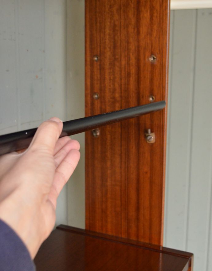 G-PLAN(Gプラン) アンティーク家具 本棚や飾り棚に使えるヴィンテージ家具、チーク材のディバイダー(G-plan)。上の黒い棚2段は高さも自由に調整できるようになっており、ダボ穴が8cmピッチで3ヶ所に付いています。(x-763-f)