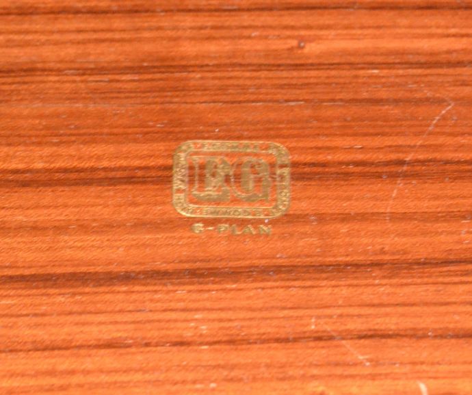 G-PLAN(Gプラン) アンティーク家具 本棚や飾り棚に使えるヴィンテージ家具、チーク材のディバイダー(G-plan)。「G-PLAN」のロゴが入っています。(x-763-f)