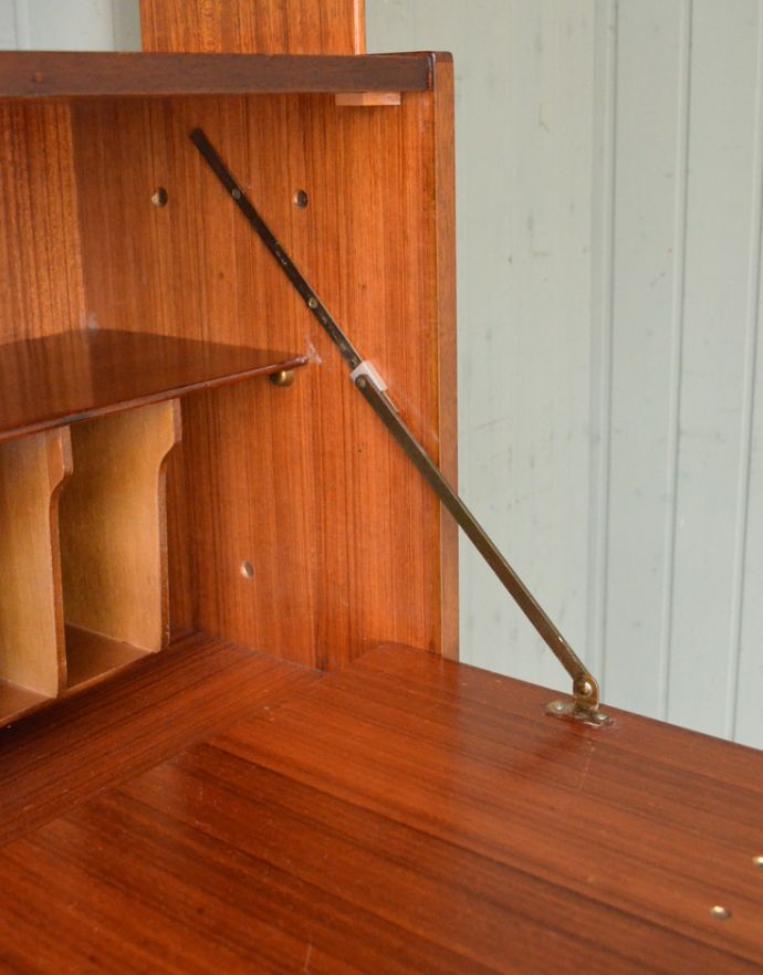 G-PLAN(Gプラン) アンティーク家具 本棚や飾り棚に使えるヴィンテージ家具、チーク材のディバイダー(G-plan)。扉にはステーがありますので、開いたときも安全です。(x-763-f)