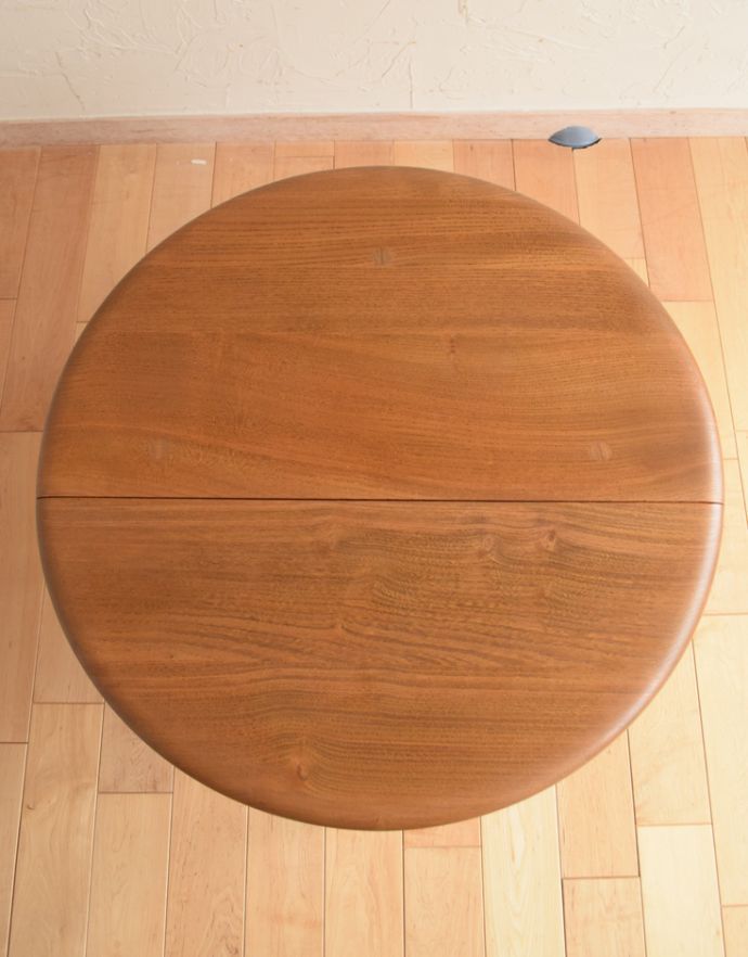 アーコールの家具　アンティーク家具　アーコールのヴィンテージ家具、ドロップリーフコーヒーテーブル（伸張式）。上から見るとまん丸の形Handleのヴィンテージ家具はアンティーク専門の職人が塗装を剥離後に再塗装をしているので安心度が違います。(x-768-f)