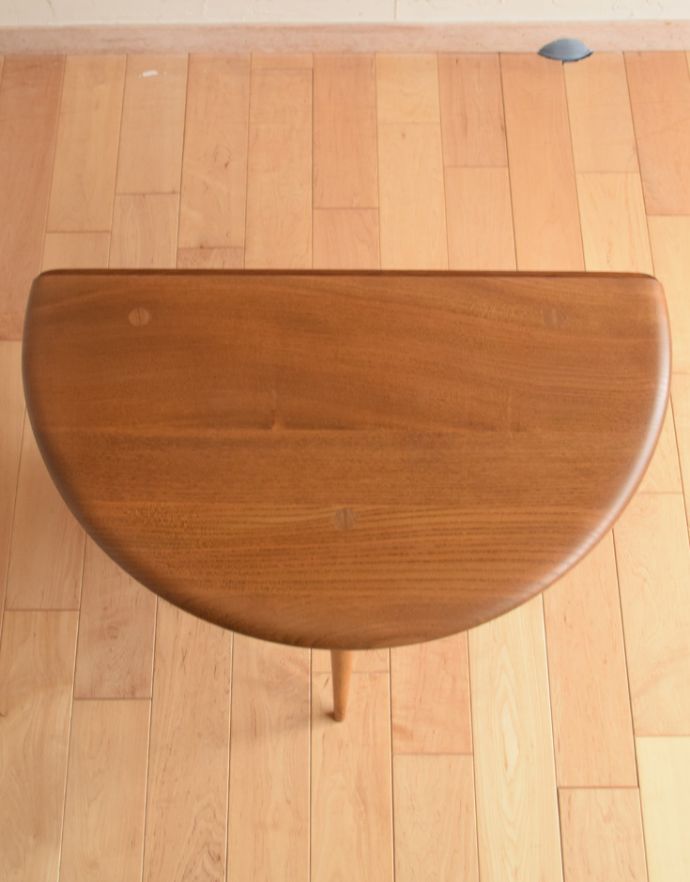 アーコールの家具　アンティーク家具　アーコールのヴィンテージ家具、ドロップリーフコーヒーテーブル（伸張式）。パタンと閉じればコンパクトに使わないときは、たたんで壁につけておけば、お部屋が広く使えます。(x-768-f)