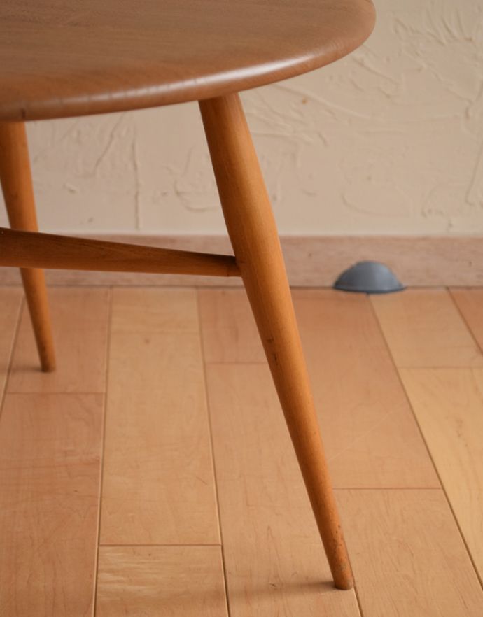 アーコールの家具　アンティーク家具　アーコールのヴィンテージ家具、ドロップリーフコーヒーテーブル（伸張式）。持ち上げなくても移動できます！Handleのアンティークは、脚の裏にフェルトキーパーをお付けしていますので、持ち上げなくても床を滑らせて移動させることが出来ます。(x-768-f)