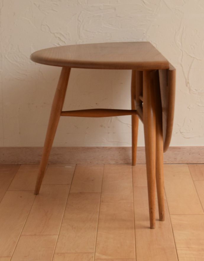 アーコールの家具　アンティーク家具　アーコールのヴィンテージ家具、ドロップリーフコーヒーテーブル（伸張式）。片方閉じるとこんな感じ壁にピタッとくっつけることも出来ちゃう半円形。(x-768-f)