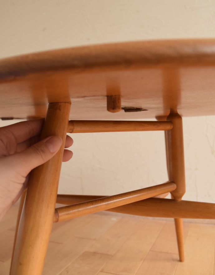 アーコールの家具　アンティーク家具　アーコールのヴィンテージ家具、ドロップリーフコーヒーテーブル（伸張式）。あっという間にサイズが変えれます。(x-768-f)