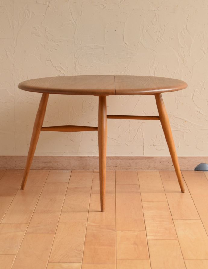 アーコールの家具　アンティーク家具　アーコールのヴィンテージ家具、ドロップリーフコーヒーテーブル（伸張式）。開いた脚の形にも注目！組み脚のような脚。(x-768-f)