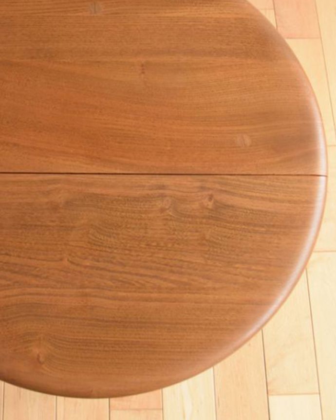 アーコールの家具　アンティーク家具　アーコールのヴィンテージ家具、ドロップリーフコーヒーテーブル（伸張式）。天板を近くで見るとこんな感じ。(x-768-f)