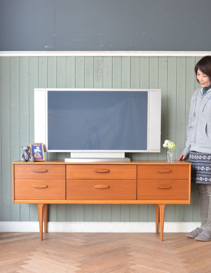 サイドボード　アンティーク家具　Austin Suite社製のヴィンテージチェスト、シンプルモダンなサイドボード。人気のヒミツは北欧スタイルのデザインやっぱりスッキリとカッコイイ北欧デザインが人気のサイドボード。(x-775-f)