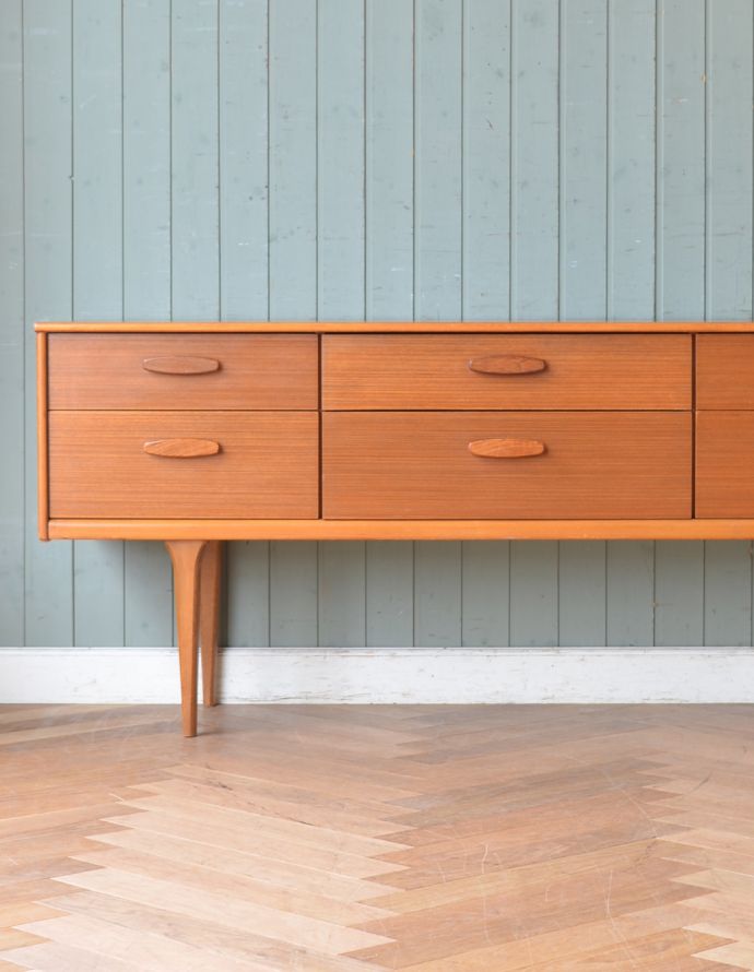 サイドボード　アンティーク家具　Austin Suite社製のヴィンテージチェスト、シンプルモダンなサイドボード。ヴィンテージ家具らしいあたたかさ。(x-775-f)