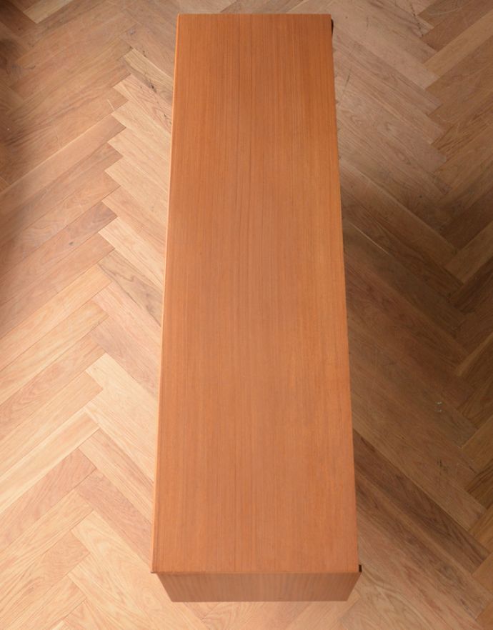 サイドボード　アンティーク家具　Austin Suite社製のヴィンテージチェスト、シンプルモダンなサイドボード。天板の塗装もキレイに仕上げましたヴィンテージの家具は修復方法が様々。(x-775-f)