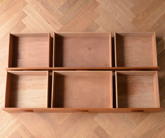 サイドボード　アンティーク家具　Austin Suite社製のヴィンテージチェスト、シンプルモダンなサイドボード。キレイにお直ししました引き出しの中も修復の際、専門の職人がキレイにしました。(x-775-f)