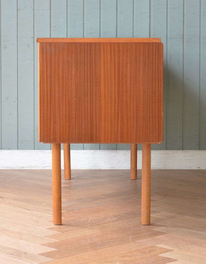 サイドボード　アンティーク家具　Austin Suite社製のヴィンテージチェスト、シンプルモダンなサイドボード。横から見てもスッキリどこから見てもスッキリとしてステキなヴィンテージ。(x-775-f)