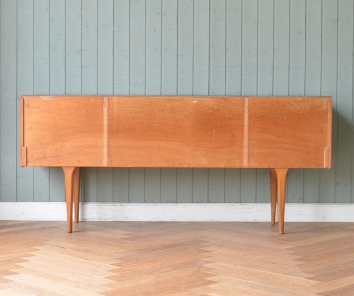 サイドボード　アンティーク家具　Austin Suite社製のヴィンテージチェスト、シンプルモダンなサイドボード。もちろん後ろ姿もキレイですビンテージは新品ではないので、もちろん経年変化によるキズはあります。(x-775-f)