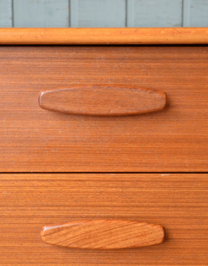 サイドボード　アンティーク家具　Austin Suite社製のヴィンテージチェスト、シンプルモダンなサイドボード。扉の木目があたたかさを演出クールなデザインなのに、なんだかほっとするあたたかさ。(x-775-f)