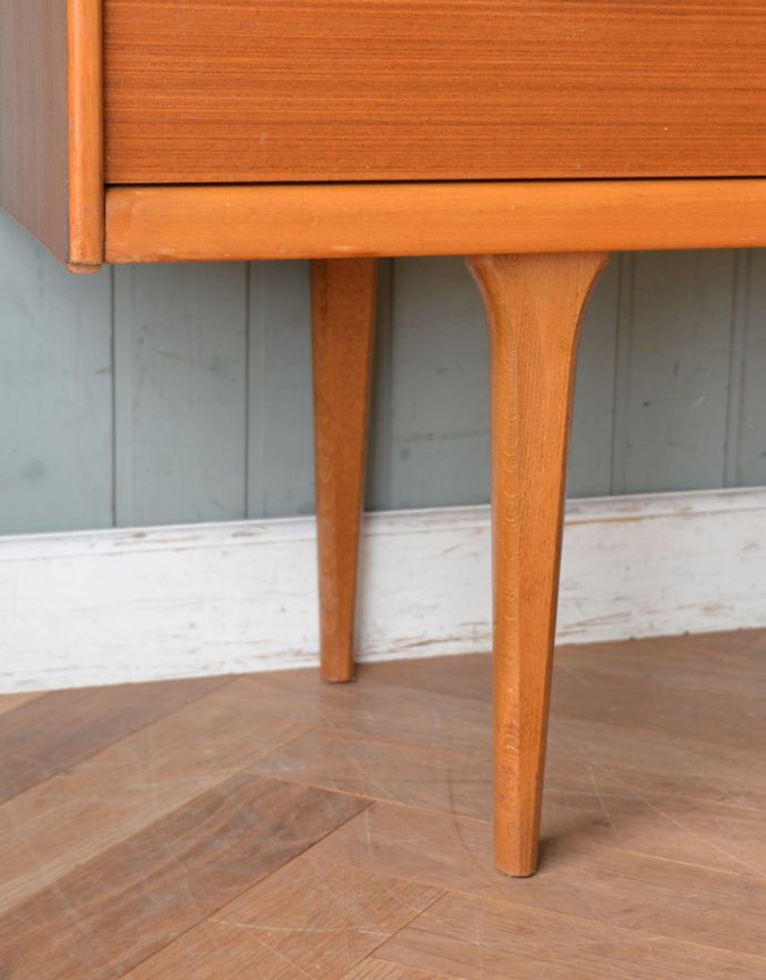 サイドボード　アンティーク家具　Austin Suite社製のヴィンテージチェスト、シンプルモダンなサイドボード。スッキリとした脚の裏には…Handleの家具の脚裏にはフェルトキーパーをお付けしています。(x-775-f)