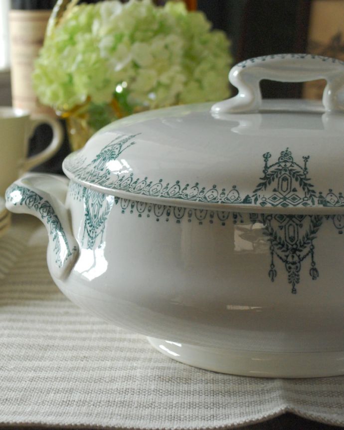 アンティーク 陶磁器の雑貨　アンティーク雑貨　アンティークのフランス雑貨（チュリーン）　蓋付きのスープボウル。上品な色で描かれています。(x-777-z)