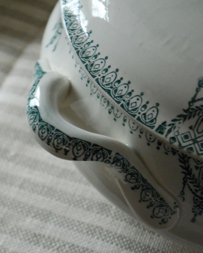 アンティーク 陶磁器の雑貨　アンティーク雑貨　アンティークのフランス雑貨（チュリーン）　蓋付きのスープボウル。持ち手、縁どりにも繊細に描かれています。(x-777-z)