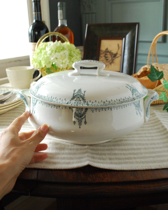 アンティーク 陶磁器の雑貨　アンティーク雑貨　アンティークのフランス雑貨（チュリーン）　蓋付きのスープボウル。ホームパーティーでは、しっとりと華やかにダイニングを彩ります。(x-777-z)