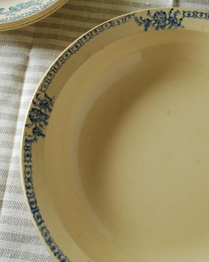 アンティーク 陶磁器の雑貨　アンティーク雑貨　フランスらしい可愛い模様が魅力、アンティークの陶磁器。実用的にも飾っても使える華やなアンティークお料理を盛り付けるためだけのものではなく、お客様をもてなすために観賞用の目的もあるので美しいデザインです。(x-778-z)