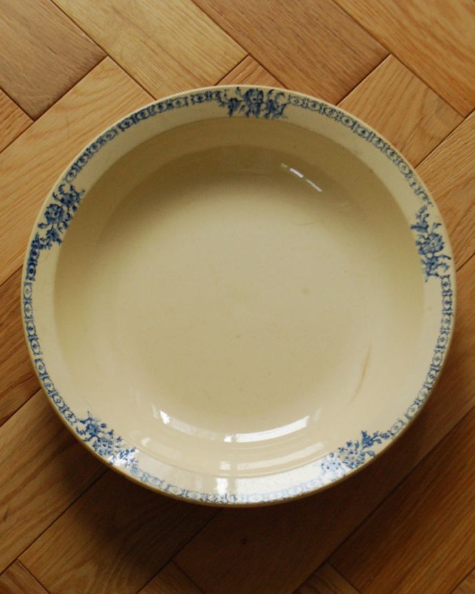 アンティーク 陶磁器の雑貨　アンティーク雑貨　フランスらしい可愛い模様が魅力、アンティークの陶磁器。上から見るとこんな感じです状態のいいものだけを選んでいますが、アンティークなのでキズや欠けがある場合があります。(x-778-z)