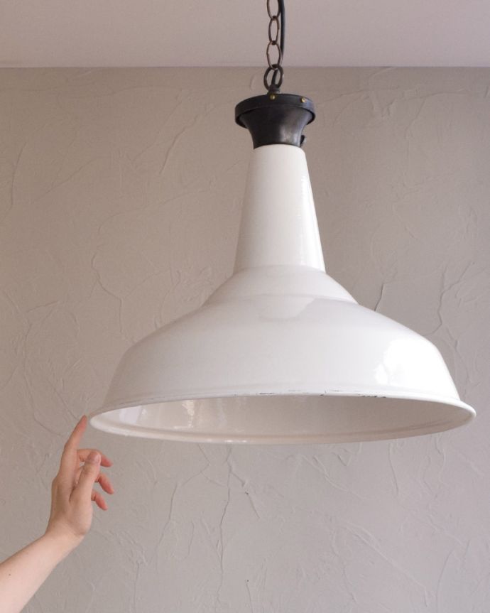 ペンダントライト 照明・ライティング 白いホウロウが可愛いビンテージの大きなペンダントライト(E26)。ほっこりとした灯りのペンダントライトホウロウのシェードはほっこりとあたたかい雰囲気を作ってくれます。(x-779-z)